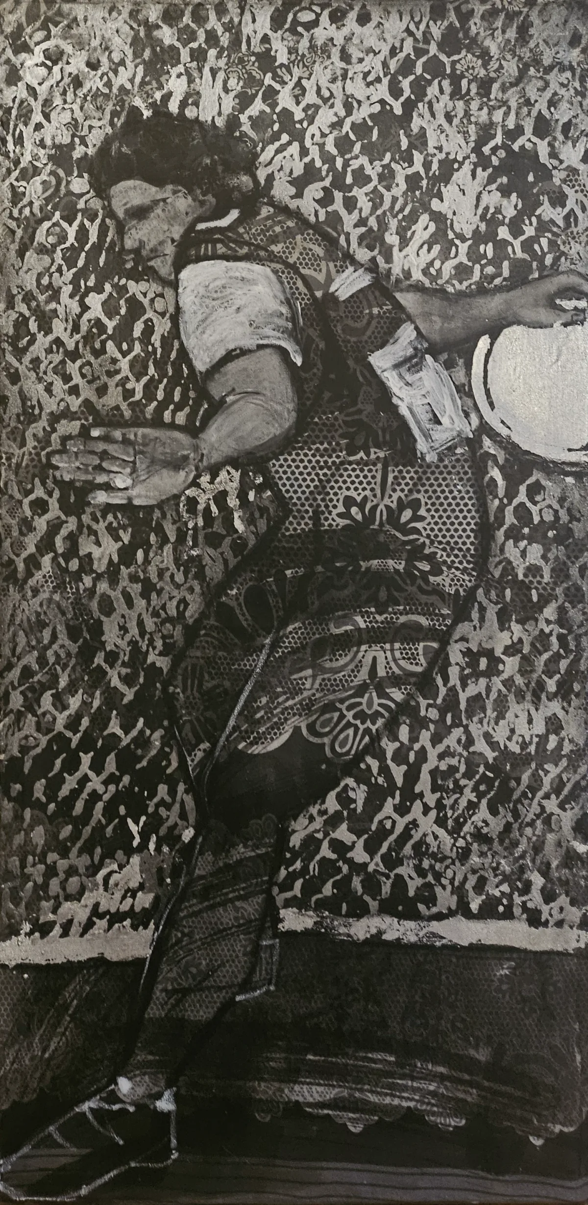 “Discus Throw” by Monika Ślósarczyk: an athlete holding a discus with the torso turned, against dense, light patterns in grey and black.