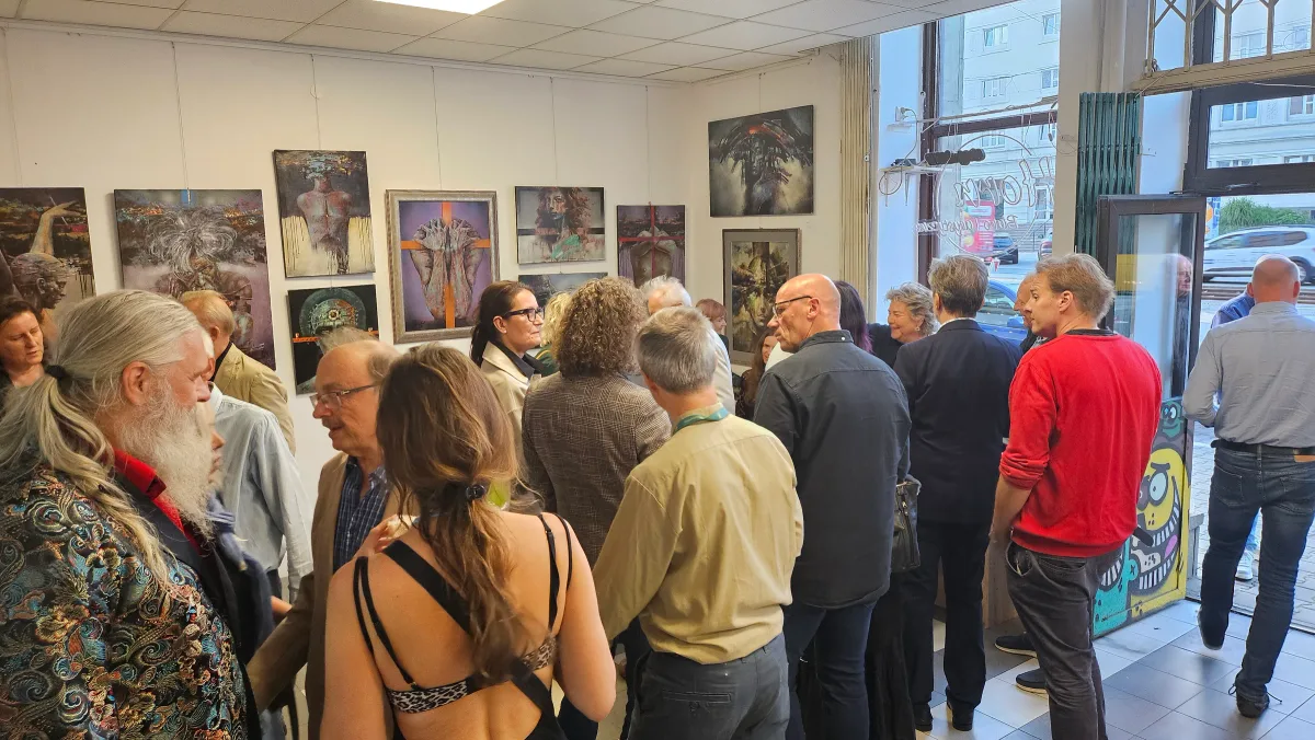 Crowd at the opening reception for Między piekłem a niebem at Arteon in Warsaw.
